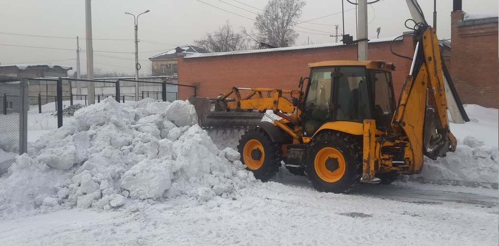 Экскаватор погрузчик для уборки снега и погрузки в самосвалы для вывоза в Комсомольском