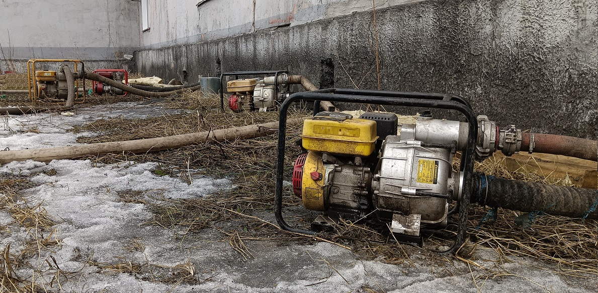 Откачка мотопомпами талой воды из подвала дома в Саранске