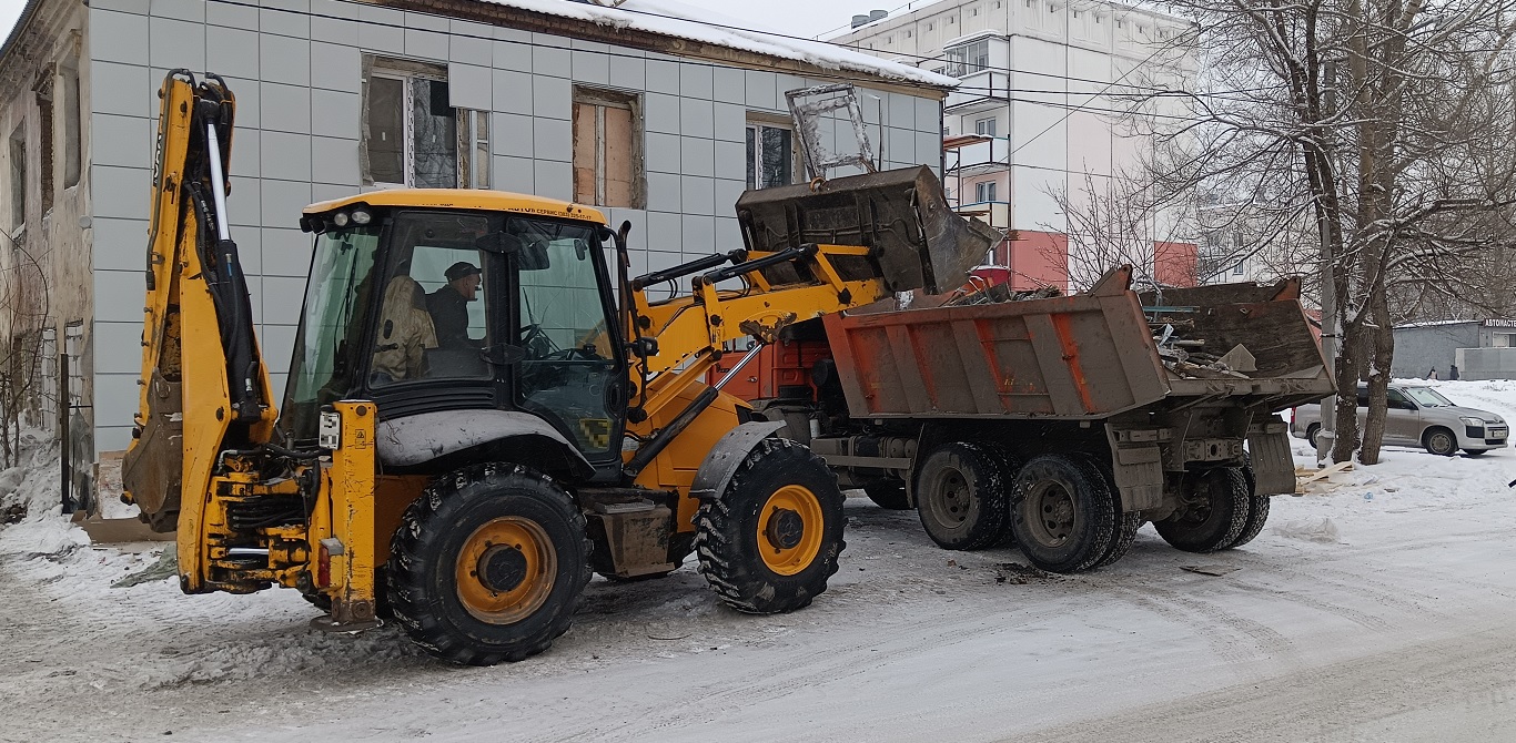 Уборка и вывоз строительного мусора, ТБО с помощью экскаватора и самосвала в Саранске